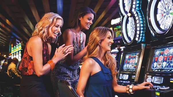 Người chơi vui vẻ khi trúng jackpot slot nổ hũ trên vty